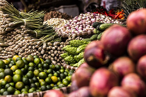 Market stall with produce (CC0, Julian Hanslmaier)